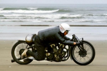 世界上最快的印第安摩托:伯特·孟若，1万CC摩托车纪录